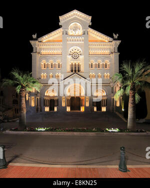 Hauptfassade der Kathedrale Sankt Nikolaus am Abend, Fürstentum Monaco Stockfoto