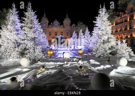 Weihnachtsschmuck mit weißen Tannen auf dem Platz vor dem Casino von Monte Carlo, auf das richtige Hôtel de Paris Stockfoto