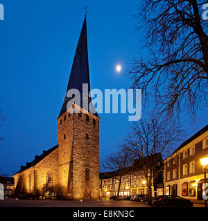 St.-Georgs Kirche mit dem schiefen Turm in der Altstadt in der Abenddämmerung, Hattingen, Ruhr District, North Rhine-Westphalia, Deutschland Stockfoto