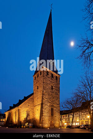 St.-Georgs Kirche mit dem schiefen Turm in der Altstadt in der Abenddämmerung, Hattingen, Ruhr District, North Rhine-Westphalia, Deutschland Stockfoto