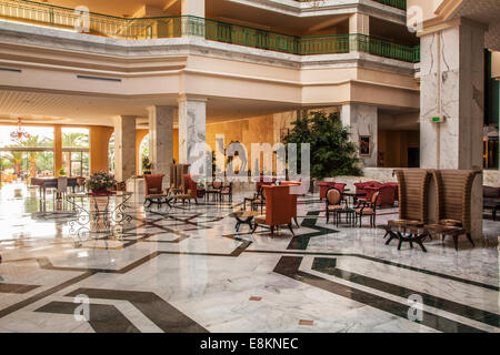 Bar und Rezeption Bereich eines fünf-Sterne-Resort-Hotels in der Nähe von Port el Kantoui in Tunesien. Stockfoto