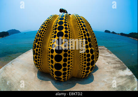 "Kürbis" Kunst von Yayoi Kusama, Insel Naoshima, Japan. Stockfoto