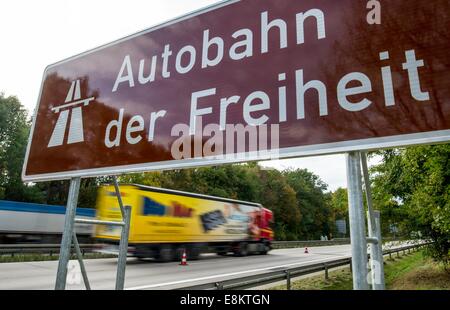 Ein Zeichen, das "Autobahn der Freiheit" liest ist bei Autobahn A12 in Frankfurt/Oder, Deutschland, 9. Oktober 2014 sehen. Das Schild zeigte sich im Rahmen einer Feierstunde am selben Tag. Deutschland und Polen Gedenken der friedlichen Revolution, die den Konflikt zwischen Ost und West 25 Jahren mit Beschilderung entlang der A12 überwand. Foto: Patrick Pleul/dpa Stockfoto