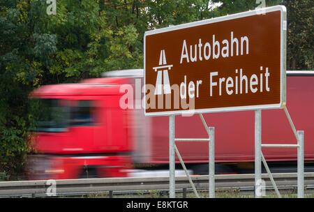 Ein Zeichen, das "Autobahn der Freiheit" liest ist bei Autobahn A12 in Frankfurt/Oder, Deutschland, 9. Oktober 2014 sehen. Das Schild zeigte sich im Rahmen einer Feierstunde am selben Tag. Deutschland und Polen Gedenken der friedlichen Revolution, die den Konflikt zwischen Ost und West 25 Jahren mit Beschilderung entlang der A12 überwand. Foto: Patrick Pleul/dpa Stockfoto