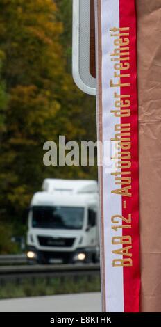 Ein Banner der "BAB 12 - Autobahn of Freedom" lautet deckt ein Gedenk Schild an der Autobahn A12 in Frankfurt/Oder, Deutschland, 9. Oktober 2014. Die Zeichen, das liest "Autobahn der Freiheit" zeigte sich im Rahmen einer Feierstunde am selben Tag. Deutschland und Polen Gedenken der friedlichen Revolution, die den Konflikt zwischen Ost und West 25 Jahren mit Beschilderung entlang der A12 überwand. Foto: Patrick Pleul/dpa Stockfoto