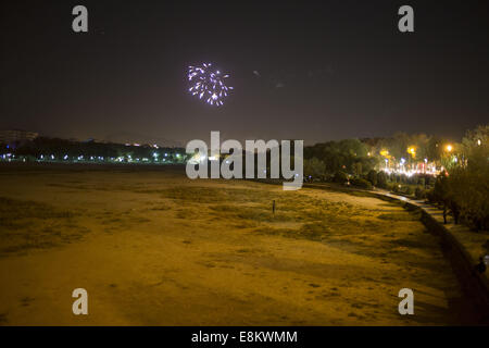 Isfahan, der Iran. 9. Oktober 2014. 9. Oktober 2014 funktioniert über den ausgetrockneten Zayanderood River in der Stadt Isfahan 450 km (281 Meilen) südlich von Teheran - Isfahan, Iran - Feuer. Morteza Nikoubazl/ZUMAPRESS © Morteza Nikoubazl/ZUMA Draht/Alamy Live-Nachrichten Stockfoto