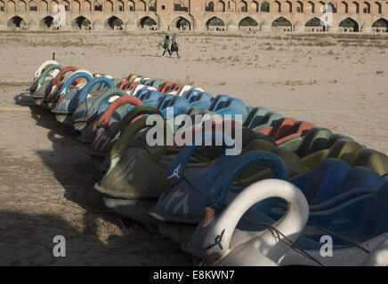 Isfahan, der Iran. 9. Oktober 2014. 9. Oktober 2014 - Isfahan, Iran - Fun Boote liegen am Ufer des Flusses ausgetrockneten Zayanderood in der Stadt Isfahan 450 (281 Meilen) südlich von Teheran als die alten Si-o-Seh-Pol (33-Brücke) im Hintergrund. Morteza Nikoubazl/ZUMAPRESS © Morteza Nikoubazl/ZUMA Draht/Alamy Live-Nachrichten Stockfoto