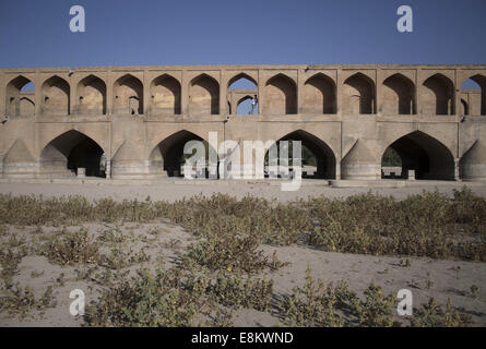 Isfahan, der Iran. 9. Oktober 2014. 9. Oktober 2014 - Isfahan, Iran - ein Blick auf die alten Si-o-Seh Pol (33-Brücke)-Brücke auf dem ausgetrockneten Zayanderood Fluss in der Stadt Isfahan 450 km (281 Meilen) südlich von Teheran. Morteza Nikoubazl/ZUMAPRESS © Morteza Nikoubazl/ZUMA Draht/Alamy Live-Nachrichten Stockfoto