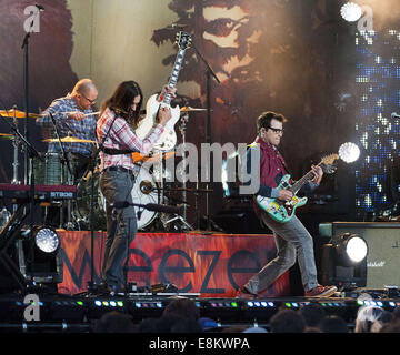 Hollywood, Kalifornien, USA. 7. Oktober 2014. Patrick Wilson, Brian Bell und Rivers Cuomo, von links---spielte der 1990er Jahre Ära Los Angeles-Rock-Band Weezer, Jimmy Kimmel Live! im El Capitan Theatre in Hollywood am Dienstag, 7. Oktober 2014. Die Band präsentiert einige ihrer ursprünglichen Melodien zusammen mit Musik aus ihrem neuen Album, alles wird sein in Ordnung In The End, am Dienstag. Bandmitglieder sind Lead-Gitarre und Gesang, Rivers Cuomo, Patrick Wilson, Trommeln, Brian Bell, Rhythmusgitarre, sichern Sie Gesang sowie Keyboard und Mundharmonika, und Scott Shriner, Bass-Gitarre und Gesang sichern. (Kredit-Bild: © Stockfoto