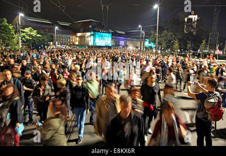 Leipzig, Deutschland. 9. Oktober 2014. Besucher des Festival of Lights zu Fuß durch die Stadt anlässlich des 25. Jahrestages der friedlichen Revolution in Leipzig, Deutschland, 9. Oktober 2014. Die Stadt Leipzig erinnert an den Jahrestag mit hochrangigen Gästen und ein Lichterfest. Am 9. Oktober 1989 über 70.000 Menschen sammelten durch Leipzig unter dem Motto "Wir sind das Volk". Foto: Jan Woitas/Dpa/Alamy Live News Stockfoto