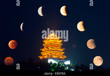 Totale Mondfinsternis erscheint am Himmel in Jiujiang, Jiangxi, China am 8. Oktober 2014. Stockfoto