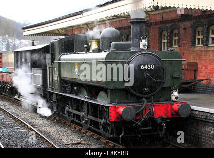 Fahrradtasche 0-6-0 Tenderlok Nr. 6430 bereitet eine regnerische Llangollen-Station mit einem Güterzug, Llangollen Railway Llang abfahren Stockfoto