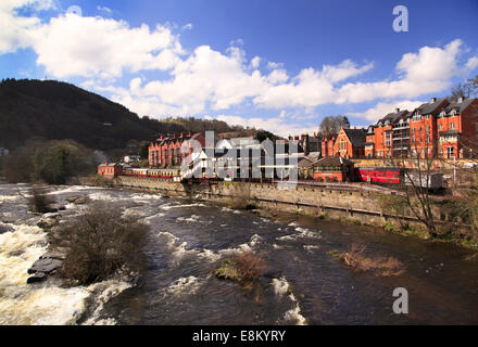 Den Fluss Dee und Llangollen Bahnhof, Llangollen, Denbighshire, Wales, Europa Stockfoto