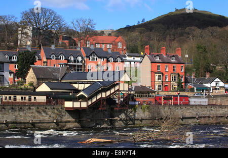 Den Fluss Dee und Llangollen Bahnhof, Llangollen, Denbighshire, Wales, Europa Stockfoto