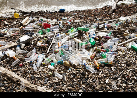Die Verschmutzung der Flüsse UK: Ebbe enthüllt Angeschwemmten plastik Müll Müll Müll auf der Themse Vorland, London, UK. Kunststoff Umweltverschmutzung. Stockfoto