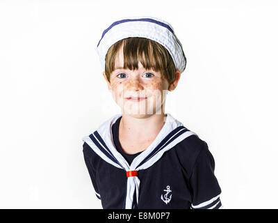 Niedlicher kleine karottenroten junge gekleidet im Matrosenanzug Stockfoto