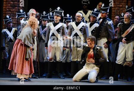 Leipzig, Deutschland. 9. Oktober 2014. Olena Tokar als Margarethe und Jonathan Michie als Valentin führen während der Kleid-alles von "Faust" von Charles Gounods an der Oper Leipzig in Leipzig, Deutschland, 9. Oktober 2014. Die Oper wird Premier am 11. Oktober im Rahmen der Feierlichkeiten zum 1000. Jahrestag der Stadt Leipzig im Jahr 2015. Foto: Waltraud Grubitzsch/Dpa/Alamy Live News Stockfoto