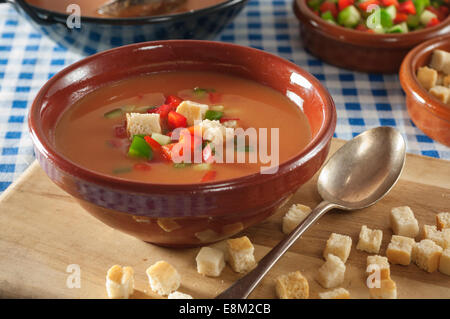 Gazpacho. Gekühlte Tomaten-Gemüsesuppe. Spanien. Essen. Stockfoto