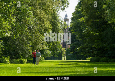 Menschen zu Fuß entlang der weiten Fahrt, eine lange Baum Allee von Gras in Rufford Abbey Country Park, Nottinghamshire, England, UK gefüttert Stockfoto