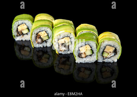 Eingestellt von sushi Rollen in Avocado auf schwarzem Hintergrund gewickelt Stockfoto