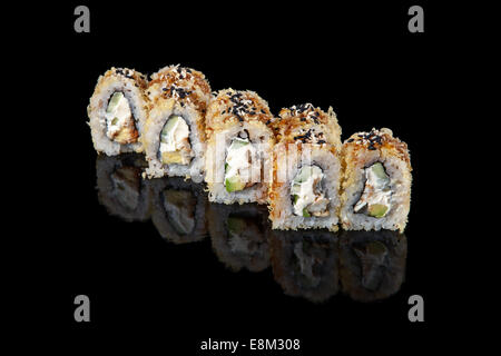 Set von Sushi Rollen gewickelt im Aal auf schwarzem Hintergrund Stockfoto