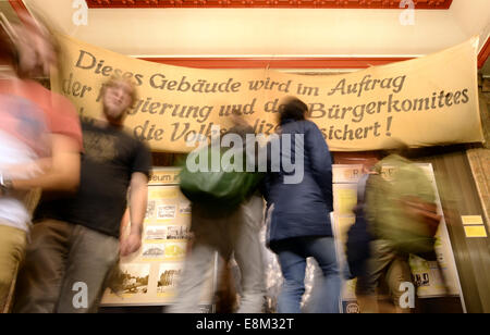 Leipzig, Deutschland. 9. Oktober 2014. Die Menschen gehen zu einer Feier am Augustenplatz Platz anlässlich des 25. Jahrestages der friedlichen Revolution in Leipzig, Deutschland, 9. Oktober 2014. Die Stadt Leipzig erinnert an den Jahrestag mit hochrangigen Gästen und ein Lichterfest. Am 9. Oktober 1989 über 70.000 Menschen sammelten durch Leipzig unter dem Motto "Wir sind das Volk". Bildnachweis: Dpa picture Alliance/Alamy Live News Stockfoto