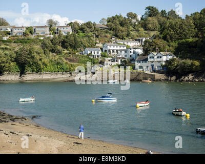 Ein Mann zu Fuß am Strand entlang in Fowey, Cornwall. Stockfoto