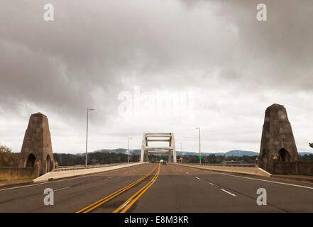 Die Alsea Bay Bridge mit Wolken nr Waldport, Lincoln County, Oregon, USA, Nordamerika Stockfoto