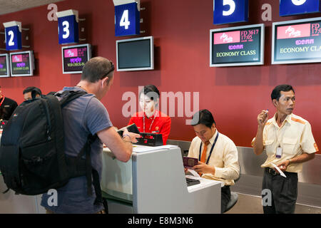 Check-in bei Air Asia Flug Flughafen Phnom Penh, Kambodscha Stockfoto