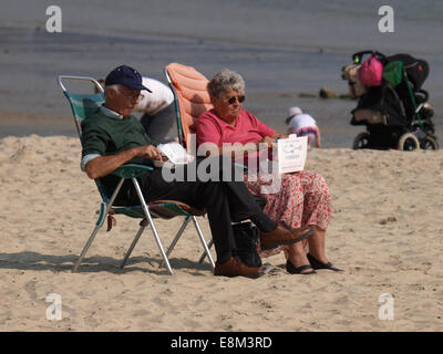 Rentner, Fish &amp; Chips zu essen, am Strand von Lyme Regis, Dorset, Großbritannien Stockfoto