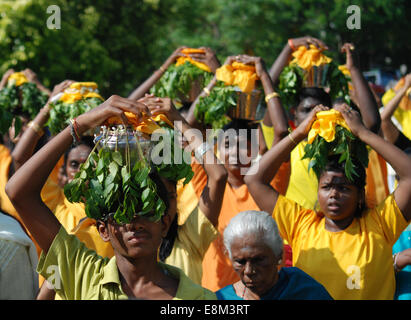 Hindu Anhänger mit Töpfen von Milch auf Kopf in religiöses Fest Stockfoto