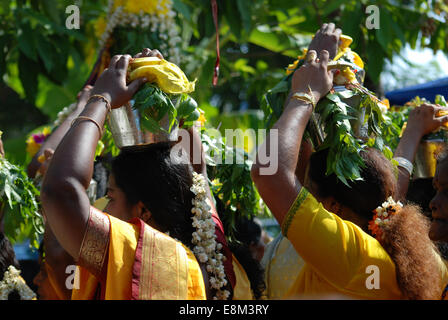 Hindu weiblichen Anhänger mit Töpfen von Milch auf Kopf in religiöses Fest Stockfoto