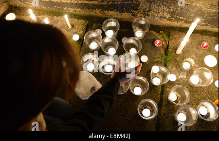 Leipzig, Deutschland. 9. Oktober 2014. Besucher des Festival of Lights sammeln am Augustenplatz Platz anlässlich des 25. Jahrestages der friedlichen Revolution in Leipzig, Deutschland, 9. Oktober 2014. Die Stadt Leipzig erinnert an den Jahrestag mit hochrangigen Gästen und ein Lichterfest. Am 9. Oktober 1989 über 70.000 Menschen sammelten durch Leipzig unter dem Motto "Wir sind das Volk". Bildnachweis: Dpa picture Alliance/Alamy Live News Stockfoto