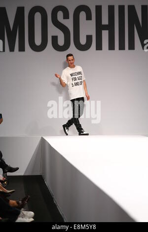 Mailand, Italien - SEPTEMBER 18: Designer Jeremy Scott geht die Start-und Landebahn während der Moschino-Show im Rahmen der Mailänder Modewoche Stockfoto