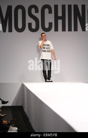 Mailand, Italien - SEPTEMBER 18: Designer Jeremy Scott geht die Start-und Landebahn während der Moschino-Show im Rahmen der Mailänder Modewoche Stockfoto