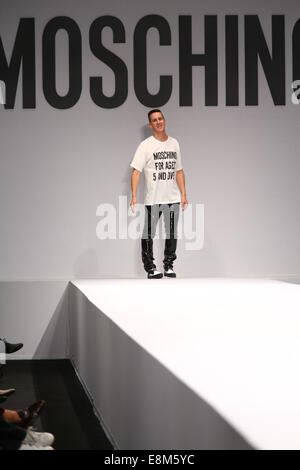 Mailand, Italien - SEPTEMBER 18: Designer Jeremy Scott geht die Start-und Landebahn während der Moschino-Show im Rahmen der Mailänder Modewoche Stockfoto