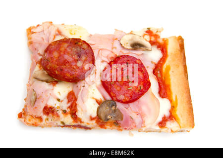 Pizza-Blick von oben auf weißem Hintergrund Stockfoto