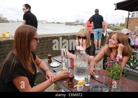 Frauen im Chat in einer bar Stockfoto