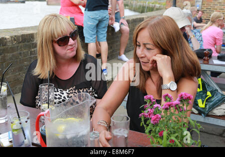 Frauen im Chat in einer bar Stockfoto
