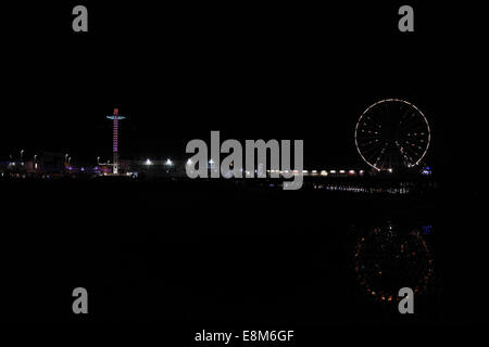 Nacht Strandblick, mit Rad Reflexionen, nach Süden in Richtung Central Pier mit "Big Wheel" und Sky Flyer, Blackpool Illuminations, UK Stockfoto