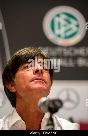 Warschau, Polen. 10. Oktober 2014. Bundestrainer Joachim Loew Deutschlands im Rahmen einer Pressekonferenz im Hotel "Westin" in Warschau, Polen, 10. Oktober 2014. Deutschland wird Polen in der UEFA EURO 2016 Fußball-Qualifikationsspiel am Samstag, 11. Oktober stellen. Bildnachweis: Dpa picture Alliance/Alamy Live News Stockfoto