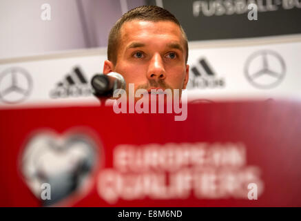 Warschau, Polen. 10. Oktober 2014. Lukas Podolski Deutschlands im Rahmen einer Pressekonferenz im Hotel "Westin" in Warschau, Polen, 10. Oktober 2014. Deutschland wird Polen in der UEFA EURO 2016 Fußball-Qualifikationsspiel am Samstag, 11. Oktober stellen. Bildnachweis: Dpa picture Alliance/Alamy Live News Stockfoto