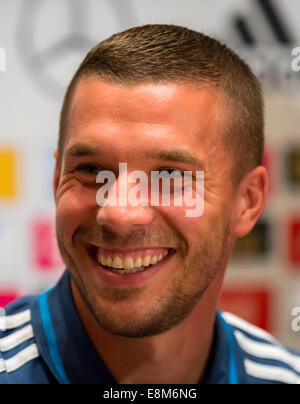 Warschau, Polen. 10. Oktober 2014. Lukas Podolski Deutschlands im Rahmen einer Pressekonferenz im Hotel "Westin" in Warschau, Polen, 10. Oktober 2014. Deutschland wird Polen in der UEFA EURO 2016 Fußball-Qualifikationsspiel am Samstag, 11. Oktober stellen. Bildnachweis: Dpa picture Alliance/Alamy Live News Stockfoto