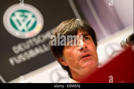 Warschau, Polen. 10. Oktober 2014. Bundestrainer Joachim Loew Deutschlands im Rahmen einer Pressekonferenz im Hotel "Westin" in Warschau, Polen, 10. Oktober 2014. Deutschland wird Polen in der UEFA EURO 2016 Fußball-Qualifikationsspiel am Samstag, 11. Oktober stellen. Bildnachweis: Dpa picture Alliance/Alamy Live News Stockfoto