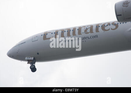 Emirate-Logo auf Boeing 777-300ER Stockfoto