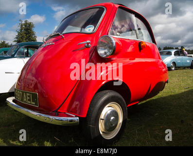 Autofahren, rote BMW Isetta 300 Luftblase Auto Stockfoto