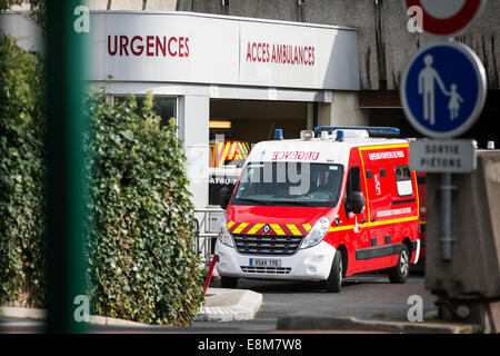 Paris, Frankreich. 10. Oktober 2014. Ein Krankenwagen geht am Eingang des Bichat-Krankenhaus, wo eine Frau mit Ebola Symptome, in Paris, Frankreich, 10. Oktober 2014 beschränkt sein war. Eine Französin hat mit Ebola Symptome, die sie verdächtigt wurde, der Auftraggeber war, während sie in Liberia, berichteten lokale Medien Freitag im Krankenhaus. Die Analyse der Proben waren im Gange, und die Ergebnisse würden nicht bis im Laufe des Tages bekannt sein. Bildnachweis: Etienne Laurent/Xinhua/Alamy Live-Nachrichten Stockfoto