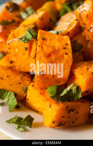 Bio gebackener Butternuss-Kürbis mit Kräutern und Gewürzen Stockfoto