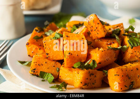 Bio gebackener Butternuss-Kürbis mit Kräutern und Gewürzen Stockfoto