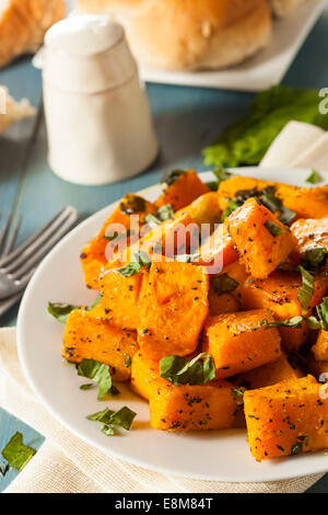 Bio gebackener Butternuss-Kürbis mit Kräutern und Gewürzen Stockfoto